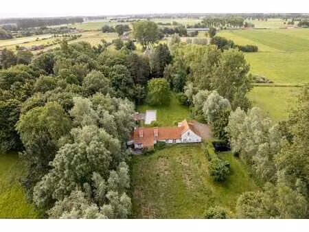 ferme à rénover dans un écrin de verdure