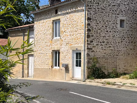 maison centre de gencay   61m² 2 chambres et terrasse.