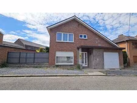 villa à rénover + garage et jardin