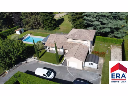 villa années 2000 à ruy montceau : le paradis climatisé avec piscine et garage !