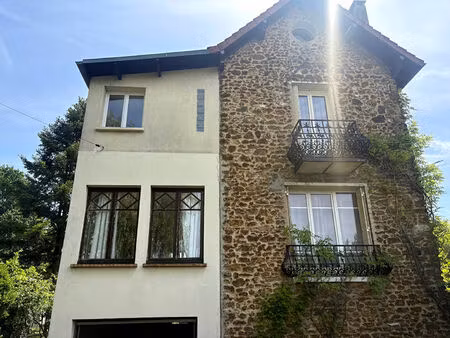 charmante maison de 150m² environ avec son grand terrain paysagé.