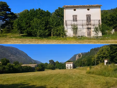 plus de 5 000 m2 de terrain plat en zone u du plui avec bâtiment à rénover