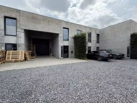 magazijn 800 m² met bijhorende kantoorruimte (+/- 170 m²)...