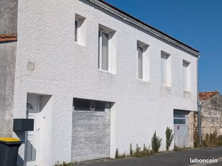 immeuble avec un 3 pièces et garages