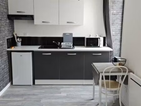 studio meublé tout équipé – charges incluses – centre de benet – disponible au 1er juillet