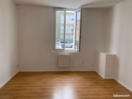 appartement f1 refait dans petit immeuble en excellent état