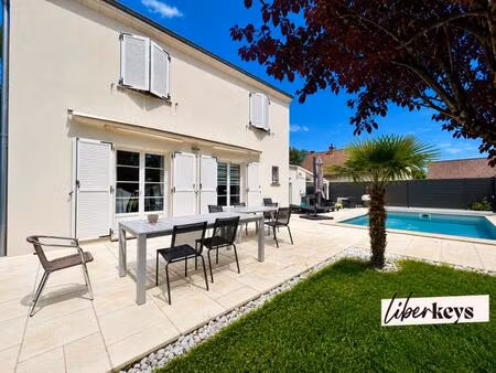 à olivet (45160)  cette maison familiale avec piscine est implantée sur un terrain clos et