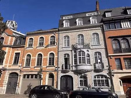 vaste appartement 2 ch dans une magnifique maison de maître