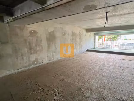 local commercial 70m2 sainte clotilde