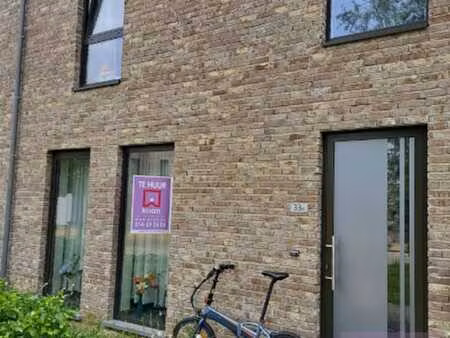 moderne woning met 3 slaapkamers  tuin en 2 parkeerplaatsen.