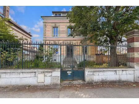 maison de maître de caractère (8 pièces) sur un terrain de 945 m² en bord de seine