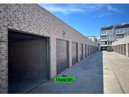 garage box spacieuse et idéalement située au centre de blan…