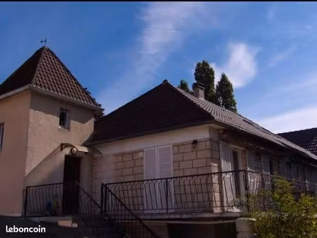 appartement dans maison avec grand jardin