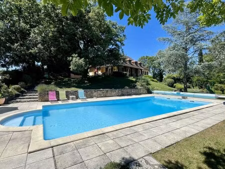 maison 9 pièces avec piscine  garage et grand terrain. superbe vue.