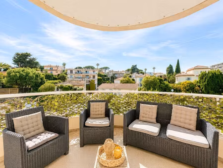charmant 2 pièces avec vaste terrasse et vue dégagée