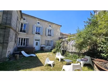 maison de caractère rénovée - 6 chambres - jardin clos - centre-ville de barbezieux