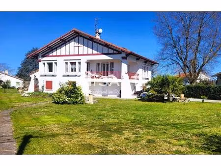 jolie maison style basque avec grand terrain