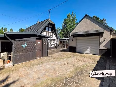 maison de campagne située à bourth  3 chambres  nombreux garages et remises sur terrain de