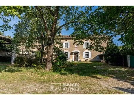 maison de maître en centre ville avec ses dépendances et un grand jardin