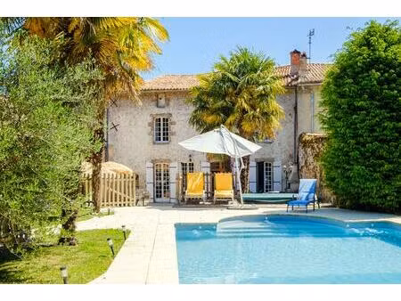 maison familiale du xive avec vaste jardin et piscine en coeur de ville