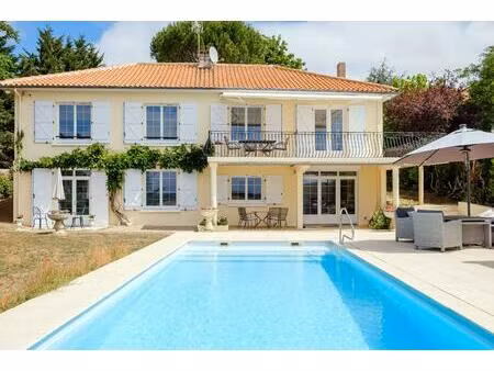 propriété lumineuse avec piscine et vue dégagée