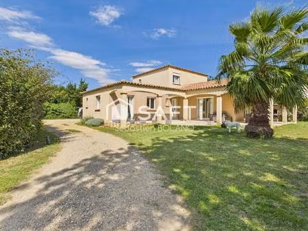 villa lumineuse de 160 m²  grand séjour de 83 m²  suite parentale et jardin arboré.
