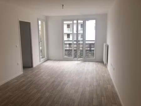 t2 avec balcon et parking à corbeil essonnes