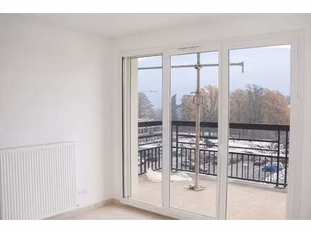 t2 avec parkings et balcon à seynod