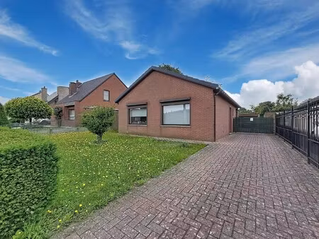 gelijkvloerse woning op een perceel van 955 m²  grenzend aan natuurgebied in balen.