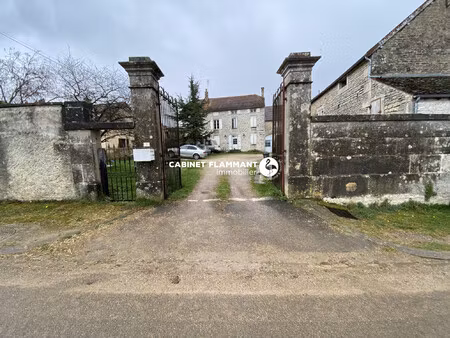 maison en pierre avec dependances et jardin