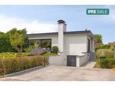gelijkvloerse villa op 804m² te koop in gullegem!