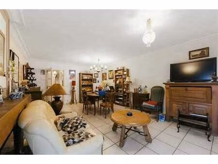 appartement 2 ch + bureau et cour