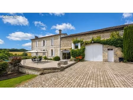 propriété 9 pièces 242 m²