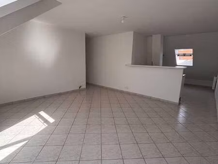 location appartement 3 pièces à la suze-sur-sarthe (72210) : à louer 3 pièces / 60m² la su
