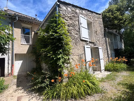 maison mitoyenne 100 m2 entièrement rénovée avec 2500 m2 de terrain clos et garage à noyer