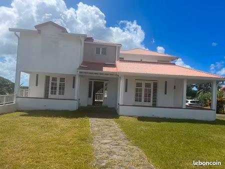 villa de standing sur deux niveaux avec piscine à la haut robert
