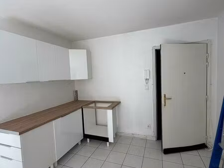 à louer – f2 de 32 m² avec terrasse et garage fermé