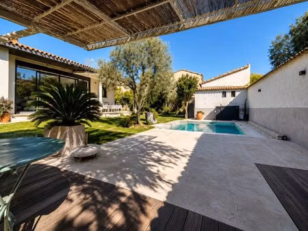 villa moderne de plain-pied avec dépendance sur 920 m² de terr