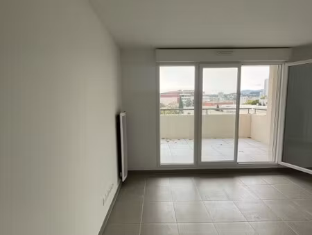 t2 avec terrasse et parking à la seyne sur mer