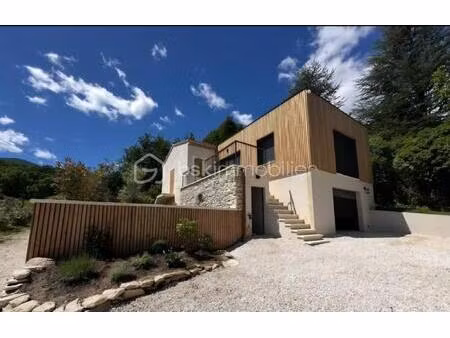 maison contemporaine de 97 m² à saint-martin-de-castillon