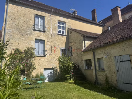 charmante maison de bourg en village avec commerces