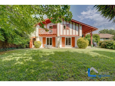 maison avec grand jardin dans résidence avec piscine et tenn