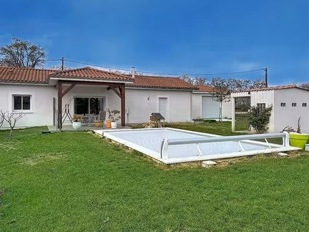 port sainte foy : maison de plain pied de 92m2 avec piscine sur terrain de 3000m2.