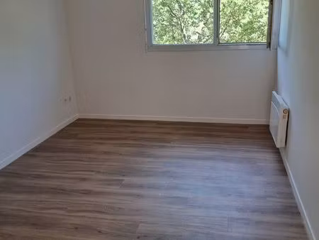 studio 1 pîéce 20 m2 environ  390 charges comprises