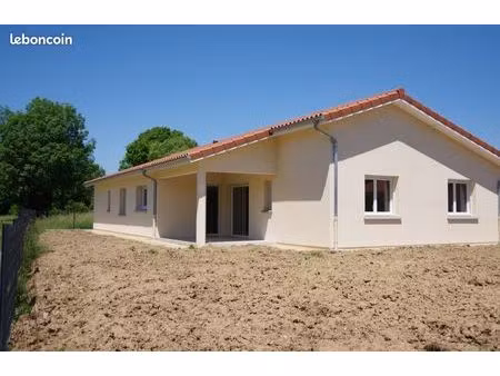 location villa neuve 4 chambres  hors lotissement  avec jardin clos et garage + stationnem