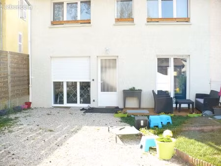maison avec garage et cour extérieur