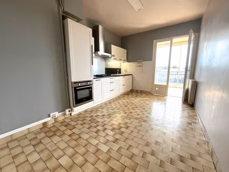 villeneuve sur lot  rive gauche avec vue sur le lot et la bastide  cet appartement t3 de 7