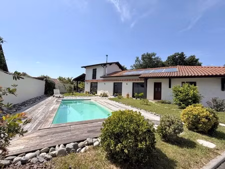 maison avec piscine dans un quartier recherché!