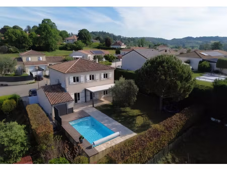 maison familiale 4 chambres avec piscine chauffée génissi