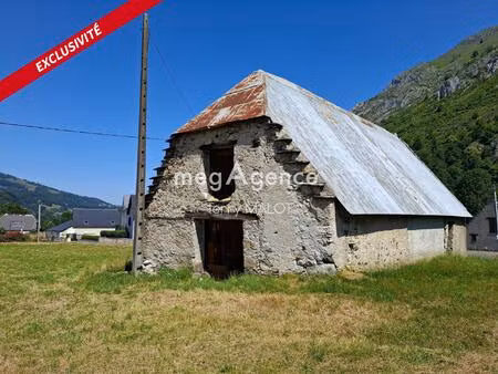 grange à aménager sur terrain plat de 8106m²